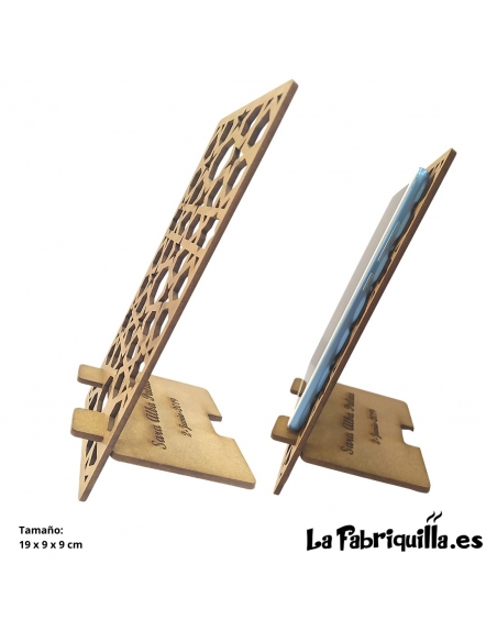 Soporte para móviles, smartphone y tablet, fabricado en madera con detalle calado y con grabado láser personalizado en la base.